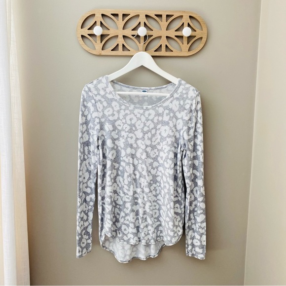 Old Navy Long Sleeve Leopard Print Shirt Gray/White Sz Small - Picture 1 of 8